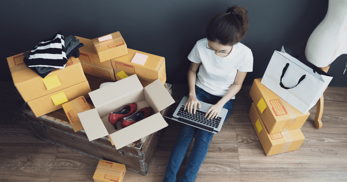 Thương mại điện tử là hoạt động mua bán hàng hóa và dịch vụ qua Internet, giúp