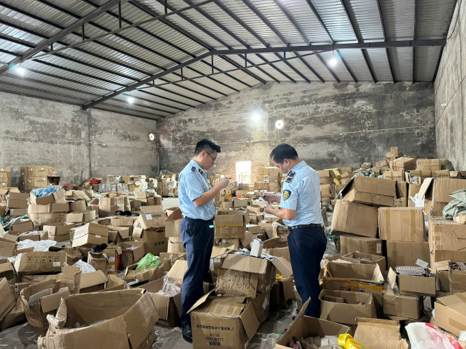 Quản lý thị trường kiểm tra hàng hóa ở kho hàng tại Móng Cái. (Ảnh: Xuân Hoa).