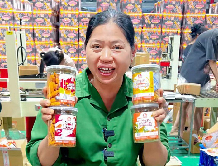 Bà Đỗ Thị Tuyết quảng cáo sản phẩm thương hiệu Ăn cùng bà Tuyết. (Ảnh: Ăn cùng bà Tuyết/Facebook).