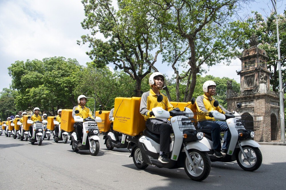 Các tài xế của Vietnam Post hiện đang dùng hơn 400 xe điện Honda để đi giao hàng tại TP. HCM và Hà Nội. (Ảnh: Vietnam Post)